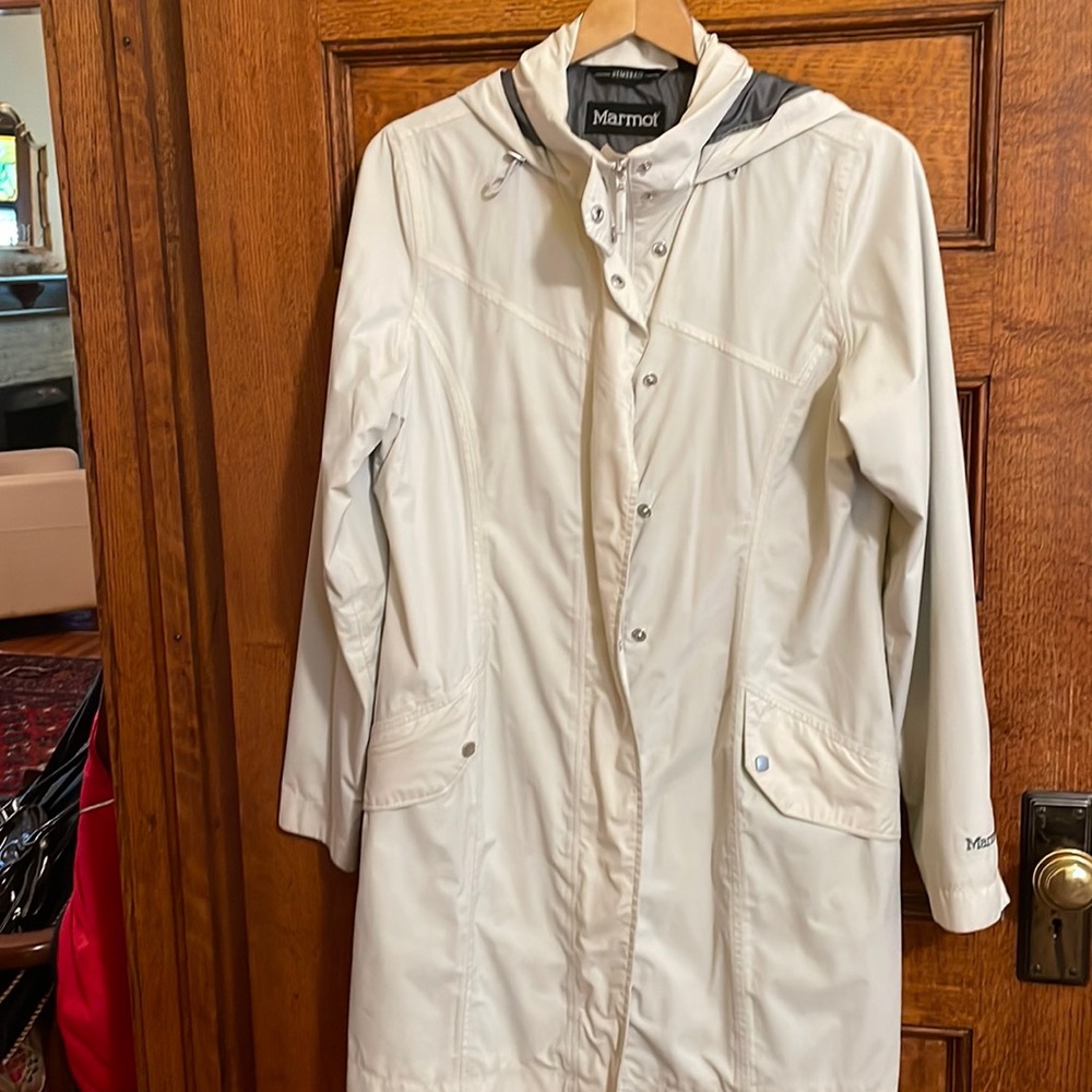 Marmot Membrain Coat slim fitting size large w/ 2 zip pockets & 2 interior pkts